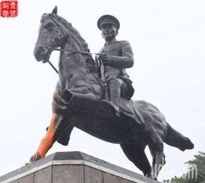 臺軍迎回蔣介石銅像