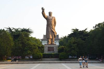 西寧**的毛主席銅像
