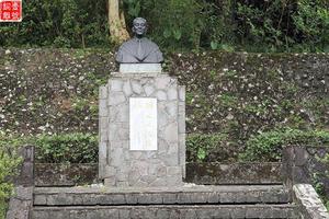 胡適北大銅像