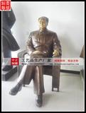毛主席手握寶書的銅像