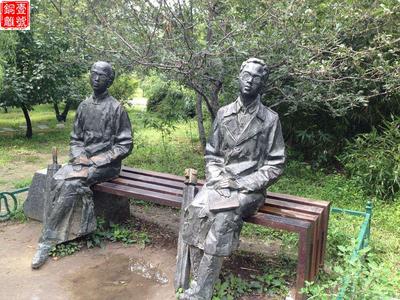 現(xiàn)代人物銅雕塑