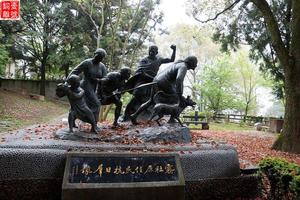 紅軍墳銅像