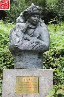 偉人毛譯東銅像發(fā)金光