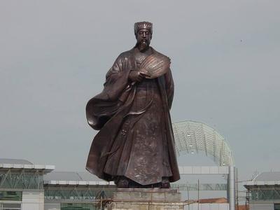 襄陽(yáng)諸葛亮廣場(chǎng)銅像