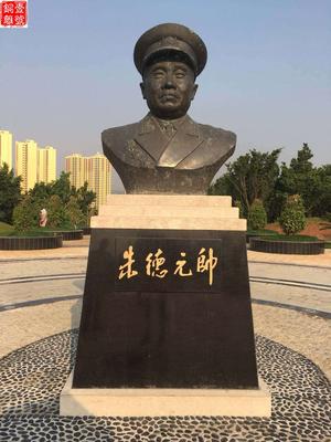 偉人銅像拍照