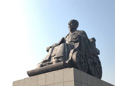 有諸葛亮銅像的公園