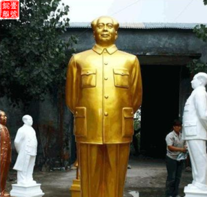 車上擺毛主席銅像