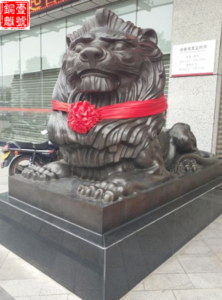 窗臺放銅獅子