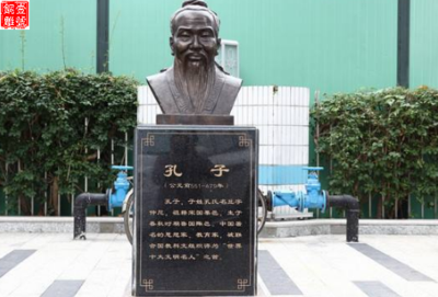 樹立在院門口的孔子雕像