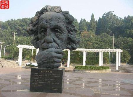 爱因斯坦看书铜像