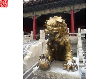 北京故宫门前的铜狮子