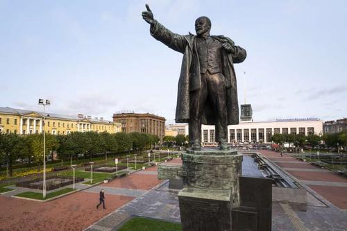 华盛顿的雕像都被推倒了，唯独列宁雕像屹立不倒