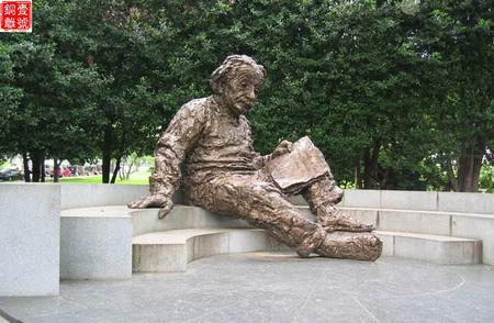 爱因斯坦铜像坐在鱼塘