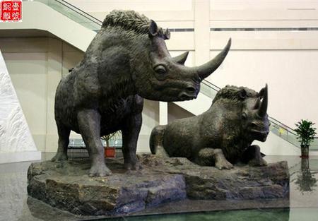 动物雕塑图片犀牛
