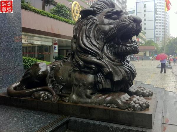 中国银行门前的雕塑动物.jpg