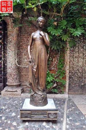 意大利朱丽叶故居的铜像