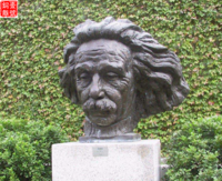 大学校园里的爱因斯坦铜像
